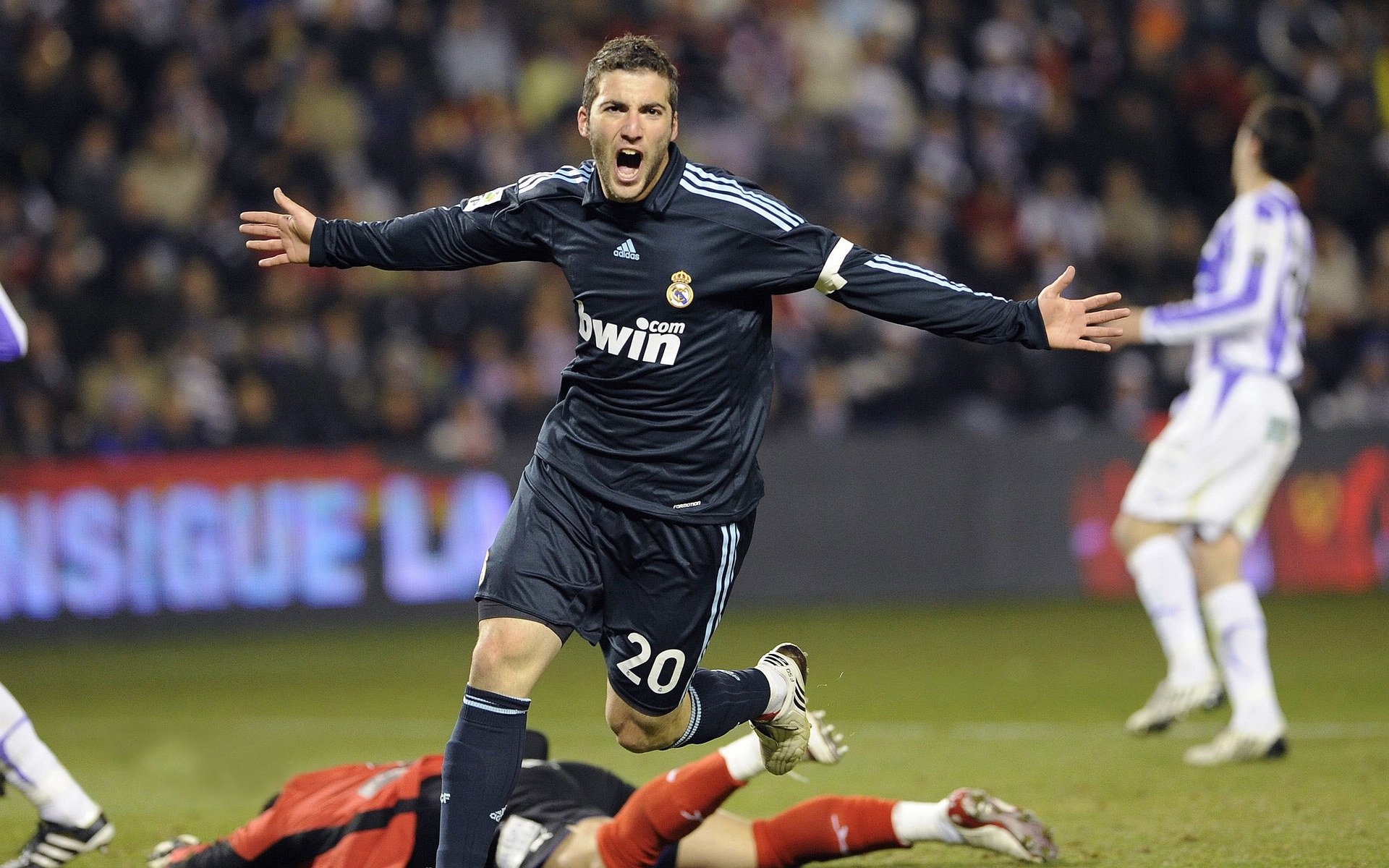 深圳队击溃独行侠,米切尔成为关键先生