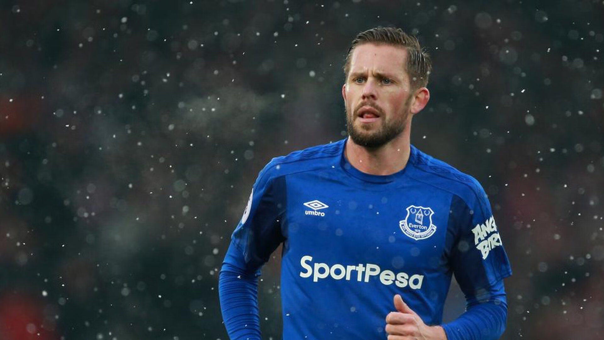 当足球与F1的激情碰撞，突尼斯险胜AC米兰，阿尔瓦雷斯在F1新赛季揭幕战接管比赛